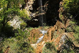 Монахов водопад с нависшей скалой