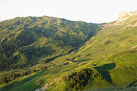 Гора Оштен, основная вершина с холма Блям