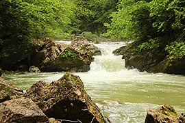 Река Курджипс в ущелье